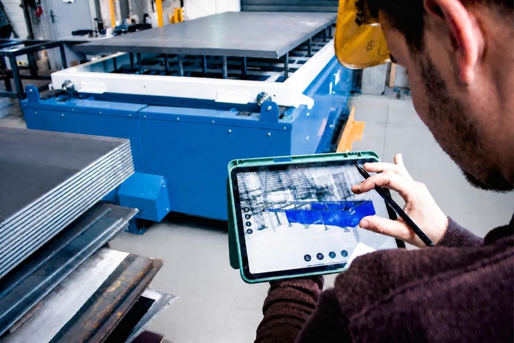 Automatiseret metalgodsopbevaring, der forsyner fire stansestationer med plader i et moderne produktionsmiljø