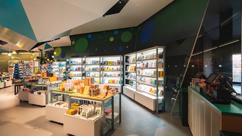 Tate Modern's River Shop: Sådan blev industrielle reoler til et stærkt aktiv i detailhandlen