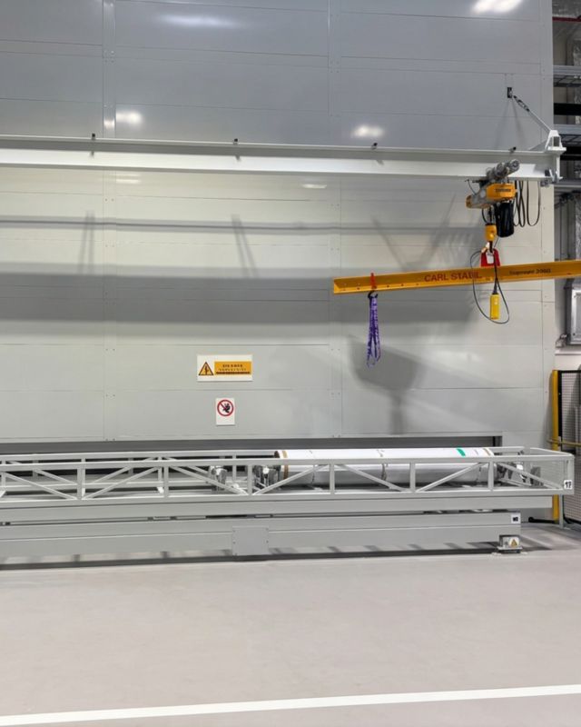 Installation af en helt lukket Langgods automat med integreret krananlæg til på- og aflæsning af tunge cylindriske materialer i et produktionsmiljø